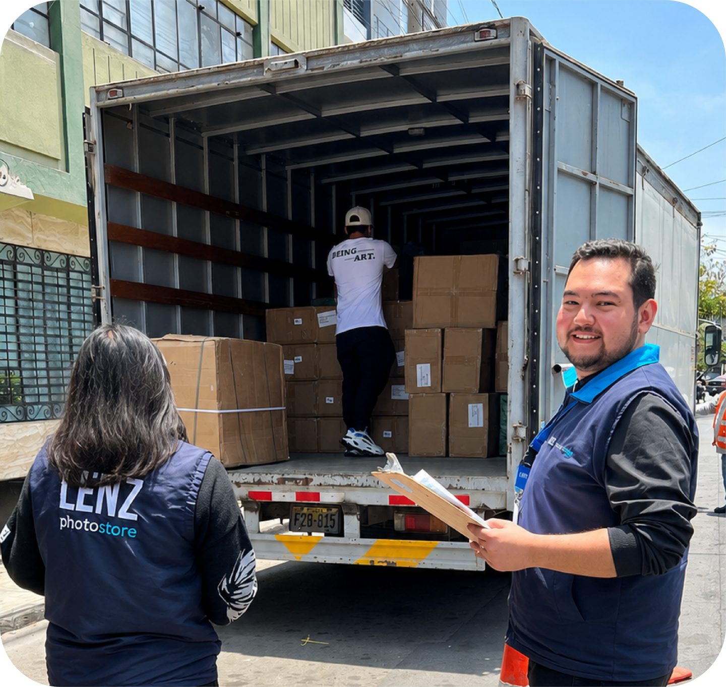 Asesores de Lenz mostrando equipos de fotografía